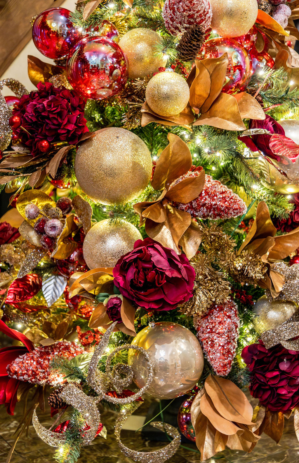 5 ft. Estate Gold Pre-Decorated Tree