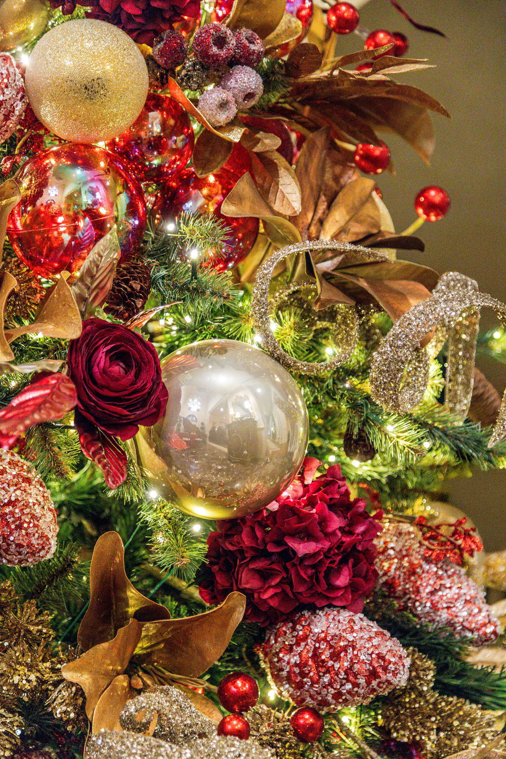 5 ft. Estate Gold Pre-Decorated Tree