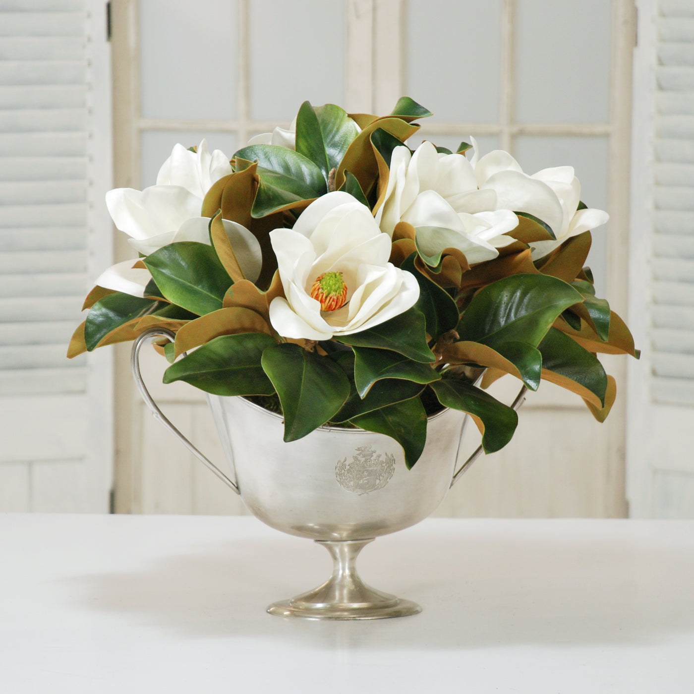 MAGNOLIA CENTERPIECE IN SILVER TROPHY CUP (DP700-WHGR)